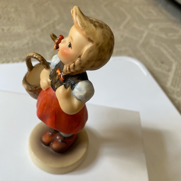Hummel Goebel Vintage Figurine #96 Little Shopper - Picture 6 of 12